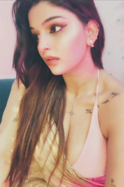 Tia Sexy Escorts Showing Her Boobs Inside Her Pink Bra