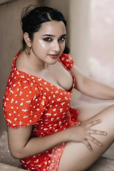 Model Escorts Aarushi Showing Her big Boobs