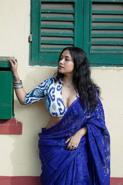 Lavanya premium lifestyle model in Indore posing gracefully in traditional blue saree