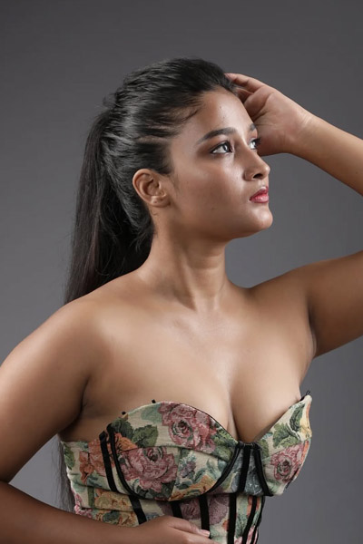 Payel Showing Her Sexy Figure